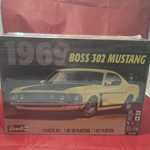 1:25 Revell 85-4313 1969 BOSS 302 MUSTANG  Plastic Model Kit NIB